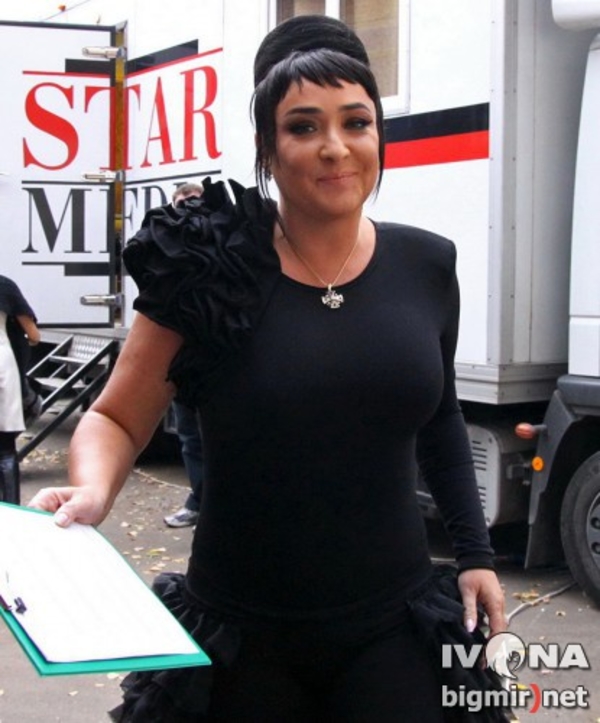 Молодой муж Лолиты подарил ей автомобиль Нива