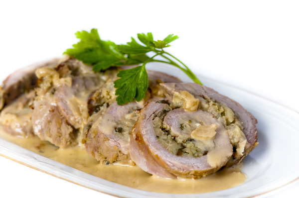 Рулет из свинины с орехами