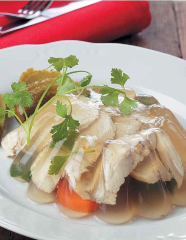 Заливное из курицы с перепелиными яйцами