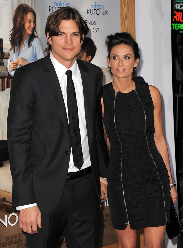 Деми Мур продала обручальное кольцо подаренное экс-супругом Катчером