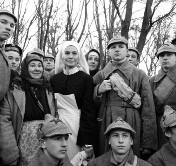 Даша Астафьева примерила образ монахини в окружении солдат