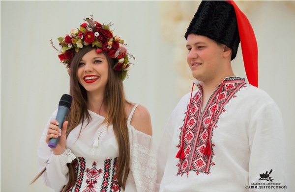 Свадьба в украинском стиле и битье тарелок на счастье: Днепр празднует День города