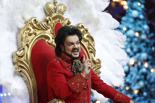 Филипп Киркоров привез на Голубой огонек красный трон и тигра