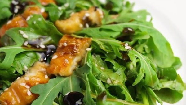 Как приготовить салат из угря (ВИДЕО)