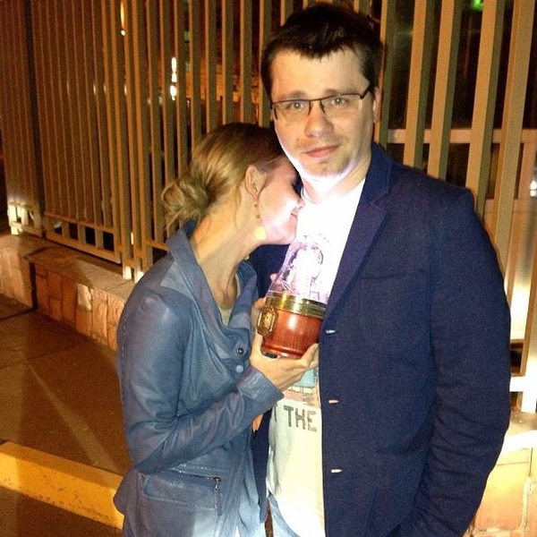 Харламов не выпускает беременную жену из дома