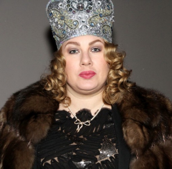 Ева Польна стукнула официанта стулом