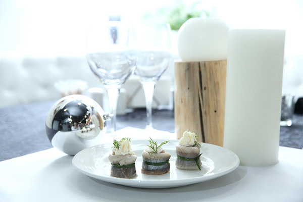 Рулеты из норвежской сельди с начинкой из икры мойвы и сыра