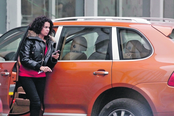 У Насти Каменских есть личный помощник по чистке машины от снега