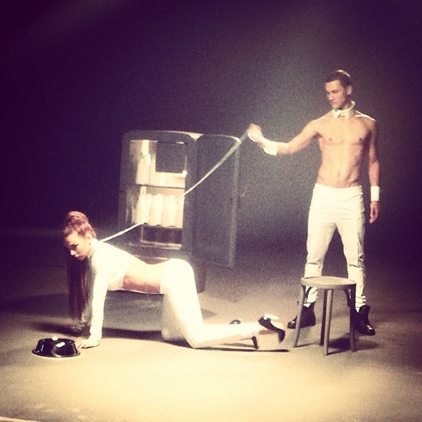 Аня Седокова выложила в Сеть фото в ошейнике: Это моя жизнь