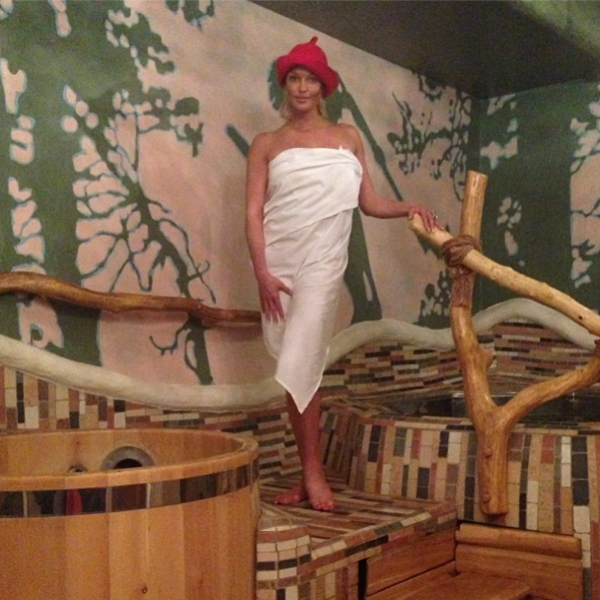 Анастасия Волочкова устроила новогодний корпоратив в бане