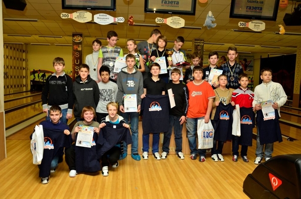 В Киеве разыграли первые медали Школьного чемпионата по боулингу