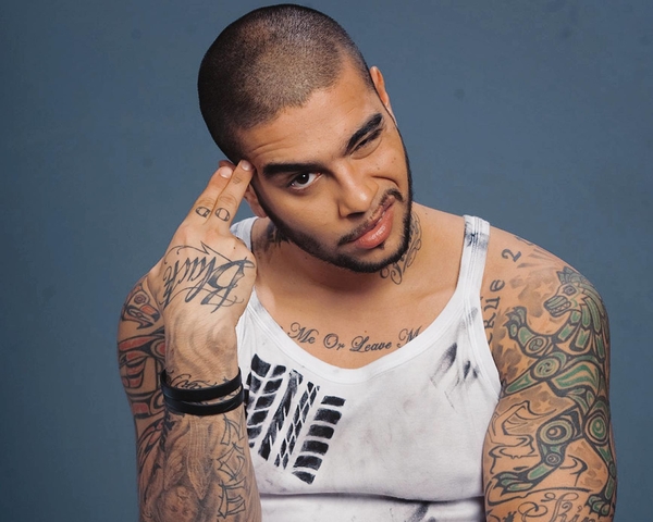 Рэпер Тимати станцевал гопак под балалайку в центре Москвы