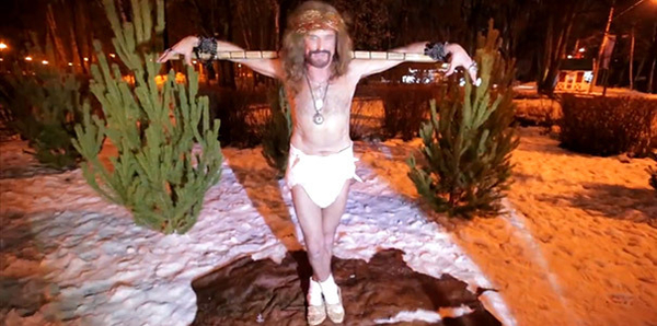 Джигурда в новогоднем клипе слепил из снега мужской половой орган