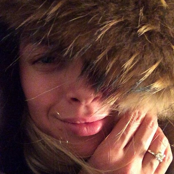 Вера Брежнева показала фото без макияжа