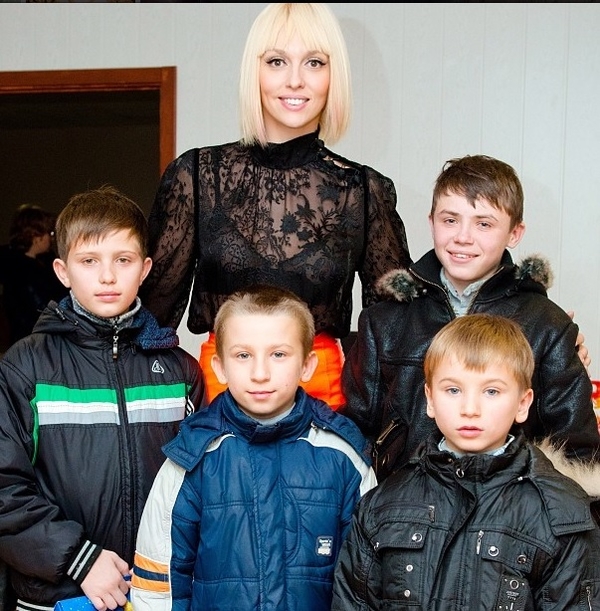 Оля Полякова подарила 75 тысяч гривен многодетному отцу-одиночке