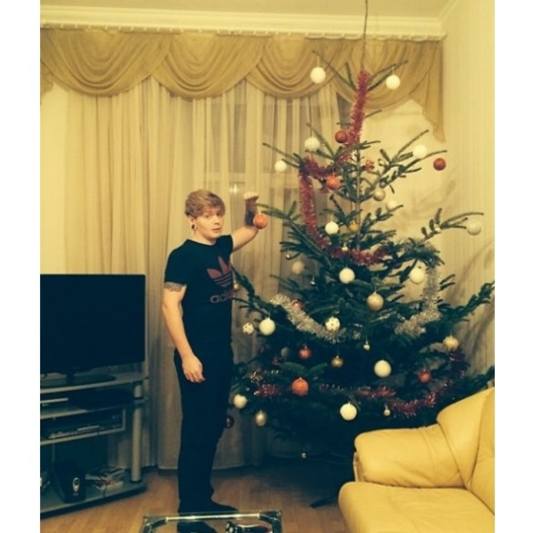 Александр Кривошапко сфотографировался с елкой