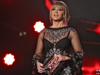 За шаг до суперфинала Х-фактор 4: Оксана Марченко в прозрачном платье