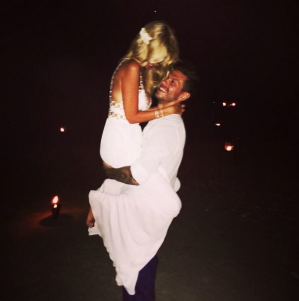 Виктория Лопырева показала единственное фото со свадьбы