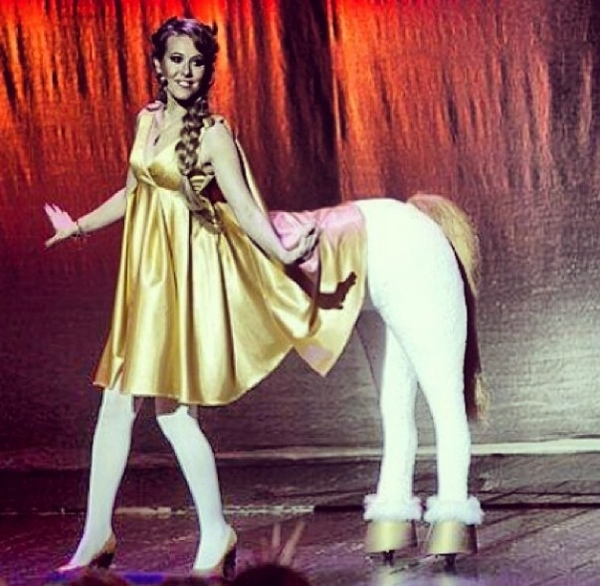 Собчак примерила костюм лошади: Верю, что в этом году мне повезет