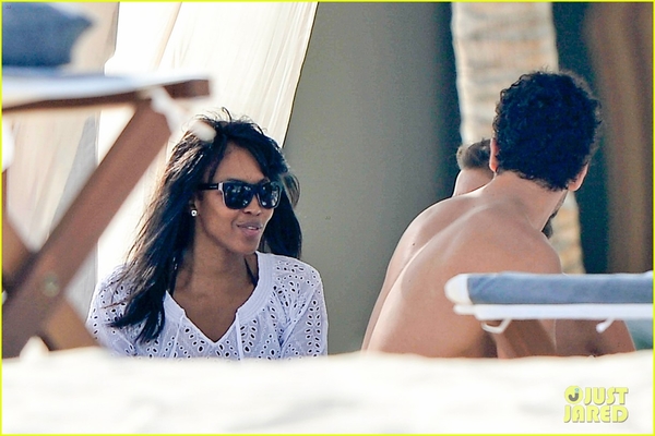 Наоми Кэмпбелл отдыхает на пляже с бывшим бойфрендом