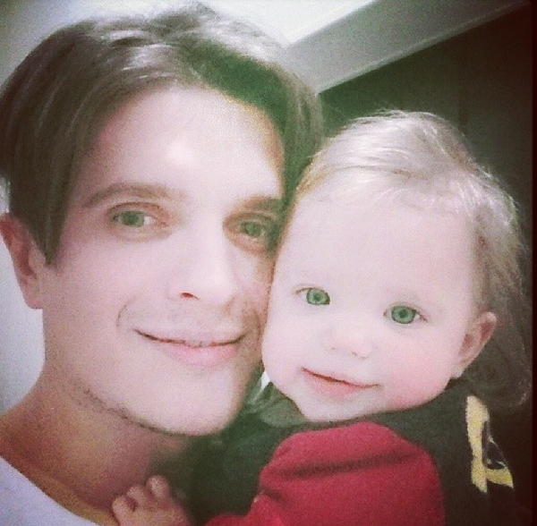 Популярный ведущий показал фото восьмимесячной дочери