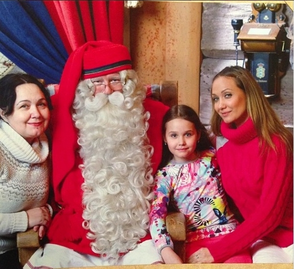 Евгения Власова с дочерью отдыхают в Лапландии