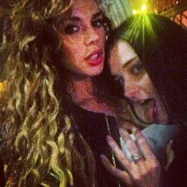 Седокова показала лесбийское фото со скандальной участницей Холостяка