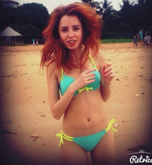 Солистка группы Время и Стекло показала фото в ярком бикини