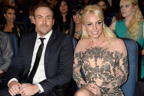 Бритни Спирс вышла в свет с новым кавалером