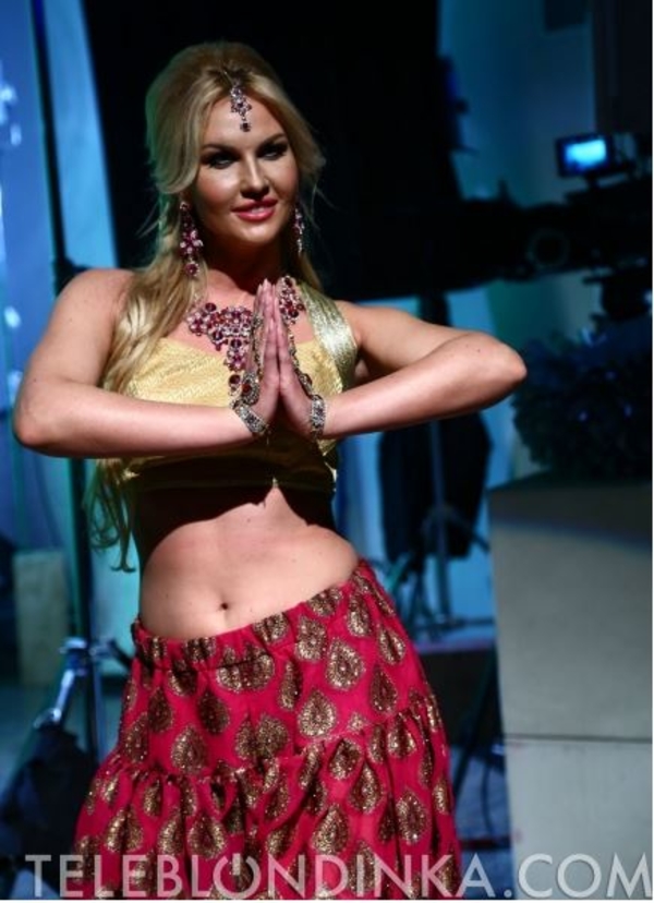 Молодая мамочка Камалия показала животик на съемках клипа