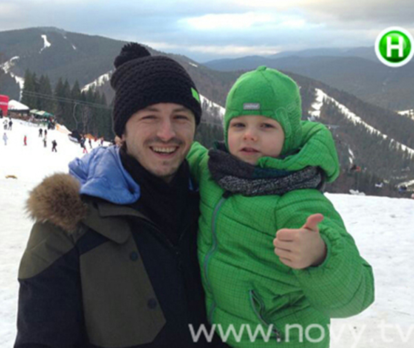 Сергей Притула учит сына кататься на лыжах