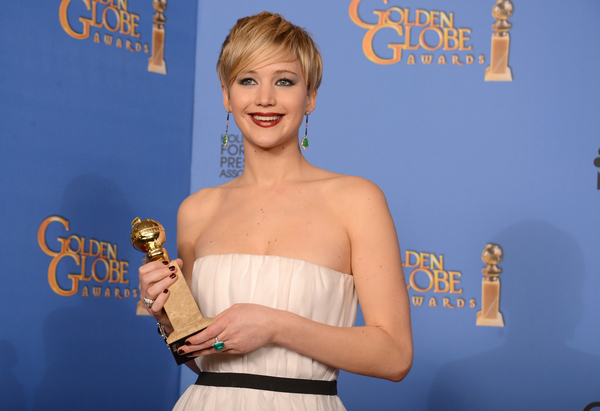 Платье Дженнифер Лоуренс на церемонии Золотой глобус стало поводом для шуток