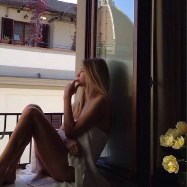 Вера Брежнева показала интимное фото в Сети