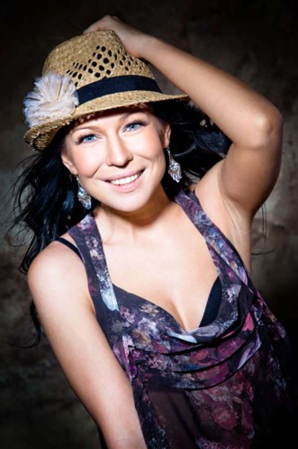 Певица Елка построила 3-этажный коттедж в Москве