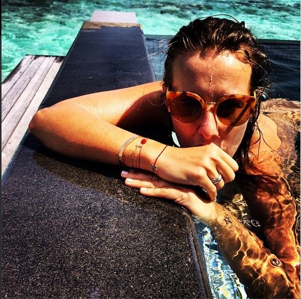 Ксения Собчак показала видео, где муж изображает пса: Максим, служи!