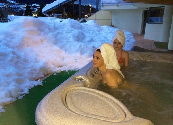 Ольга Сумская показала фото из джакузи на фоне заснеженных Альп