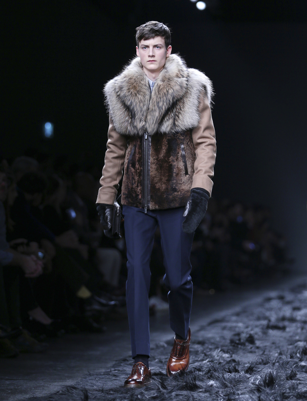 Бренд Fendi выпустил моделей на подиум из меха