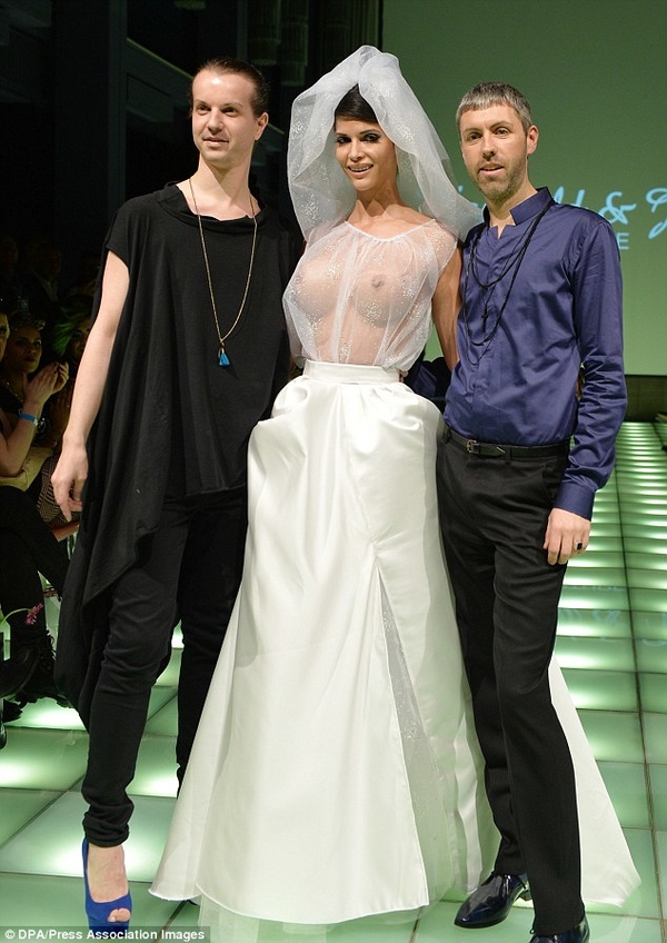 Невеста без комплексов: В Берлине показали прозрачное свадебное платье