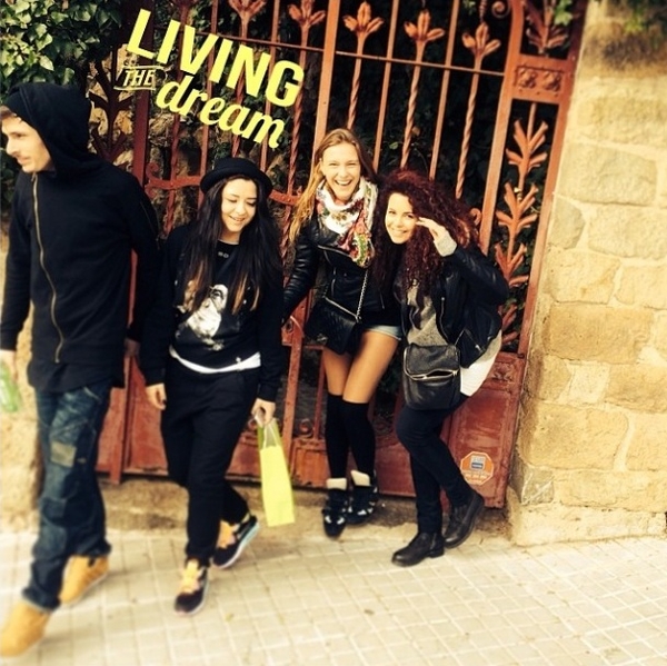 Певица Настя Каменских показала, с кем развлекается в Испании