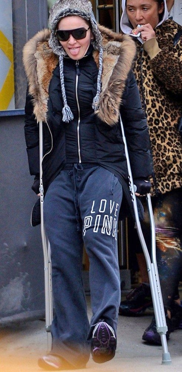55-летняя Мадонна танцует на костылях