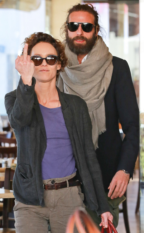 Ванесса Паради меняет образ и демонстрирует агрессию к папарацци