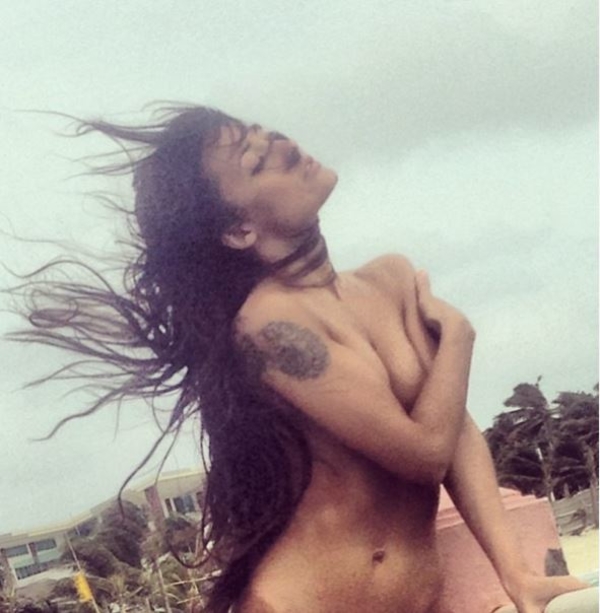 Солистка группы ПараНормальных оголилась на пляже