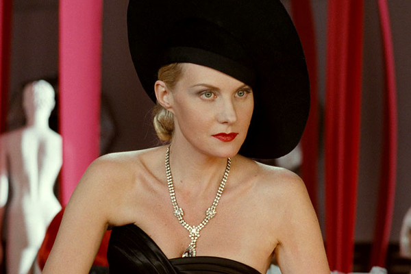 Рената Литвинова сломала ногу и отменила спектакли на месяц