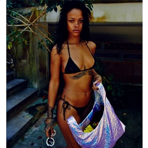 Рианна позирует фотографам и курит травку в Бразилии