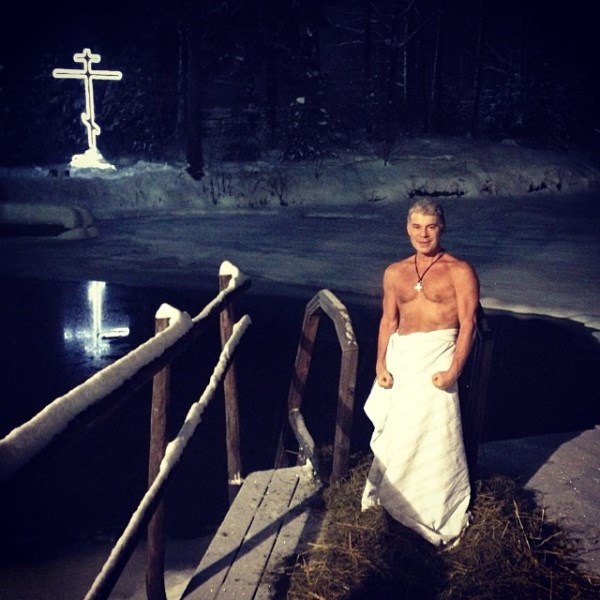 62-летний Олег Газманов похвастался фигурой во время купания в проруби