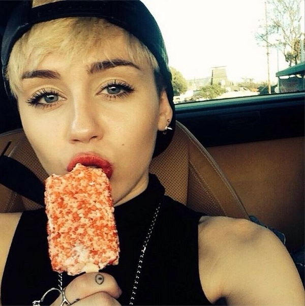 Майли Сайрус подстриглась "под горшок"