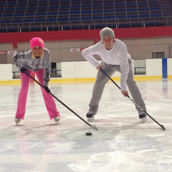 Лера Кудрявцева решила освоить хоккей вместе с мужем