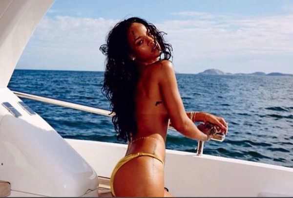 Певица Рианна позировала топлес на дорогой яхте