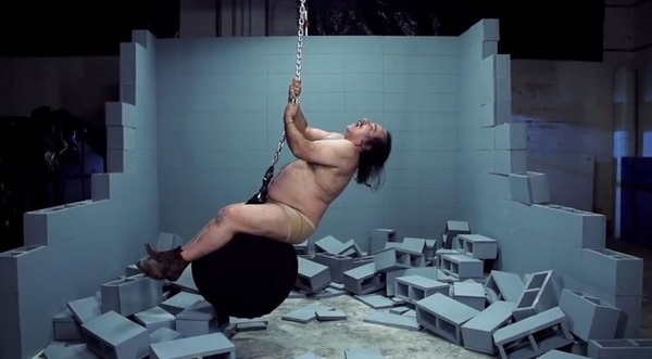 Порноактер-рекордсмен снял пародию на популярный клип Майли Сайрус