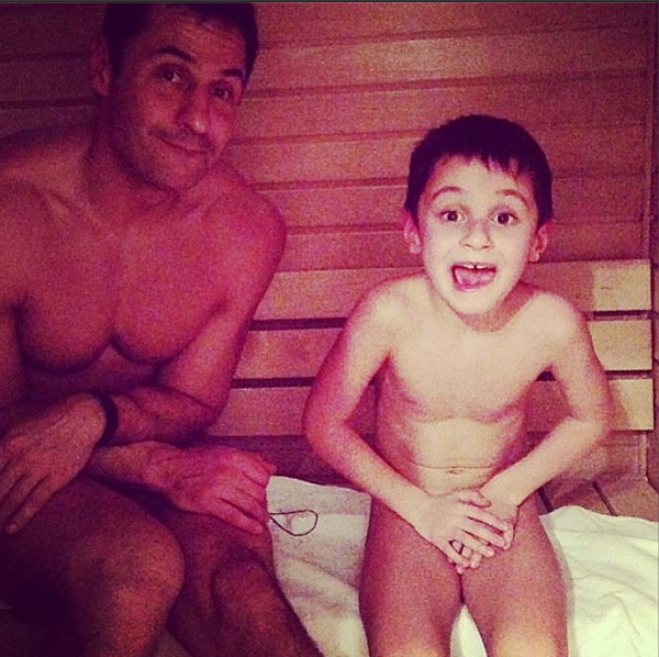 Стас Костюшкин обнажился в сауне с семилетним сыном